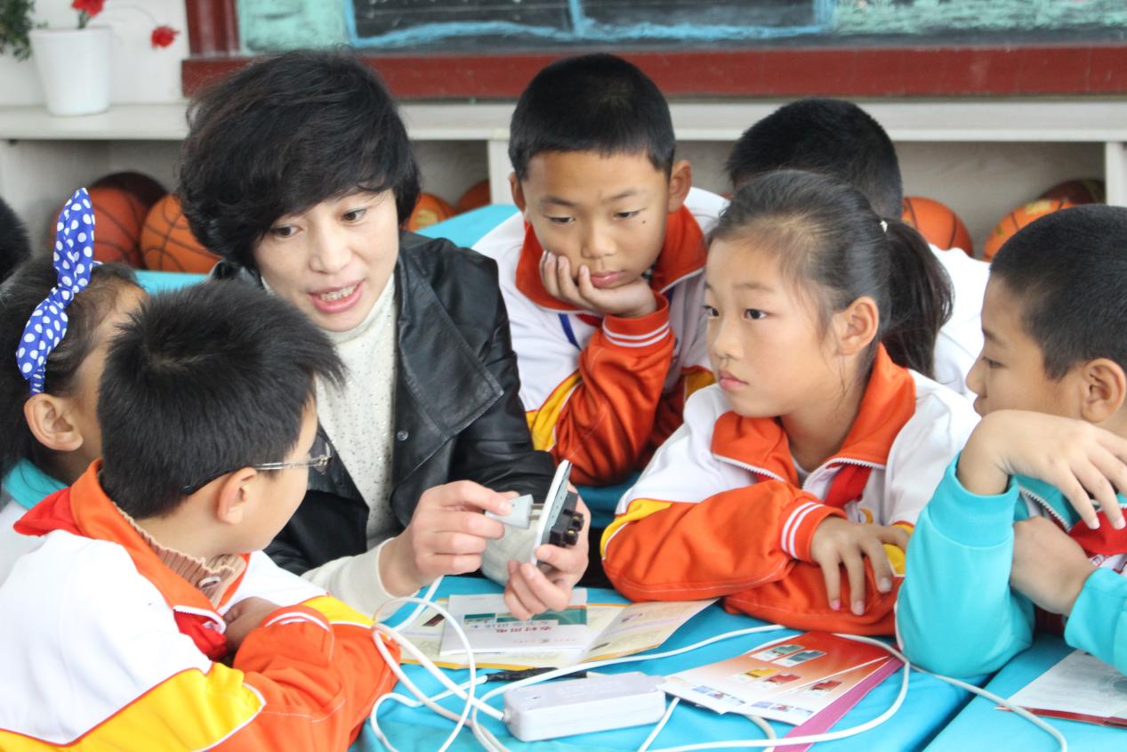 呂明玉向孩子們宣傳安全用電知識