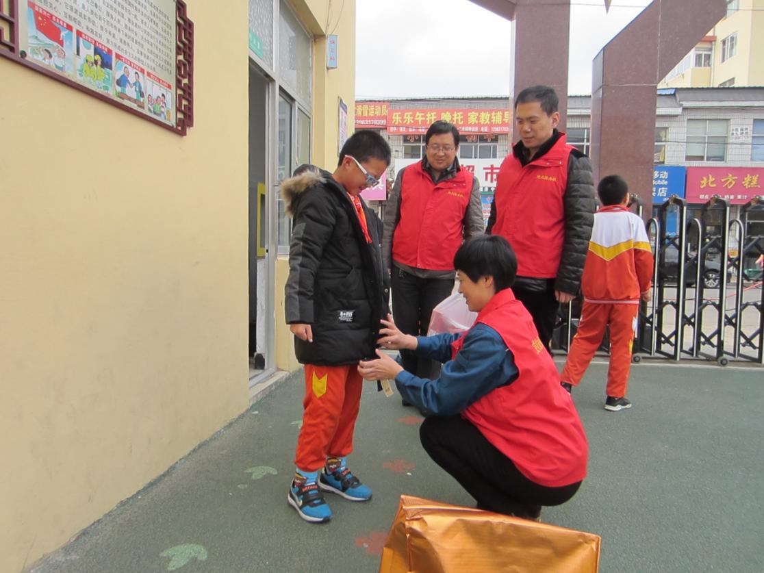呂明玉帶領服務隊隊員為幫扶兒童送去御寒的冬裝
