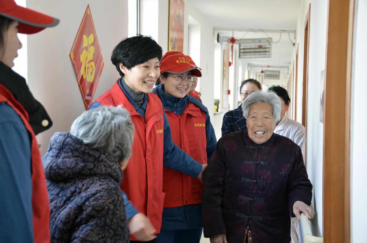 呂明玉與彩虹共產黨員服務隊隊員看望文登區久陽敬老院的老人