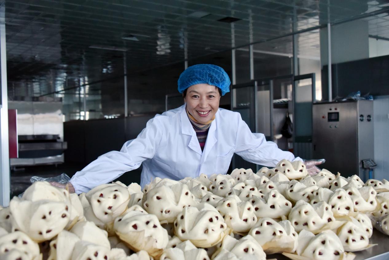 呂明玉帶領孫家西山村鄉親們建起了威海騰鑫面食專業合作社