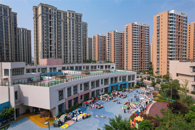 2025年5月26日，小朋友在山东省青岛市李沧区青山路幼儿园开展迎“六一”主题活动中品尝美食。张鹰 摄 