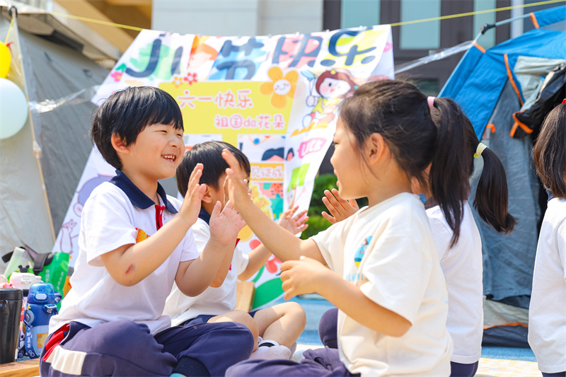2025年5月26日，小朋友在山东省青岛市李沧区青山路幼儿园开展迎“六一”主题活动中玩游戏。张鹰 摄 