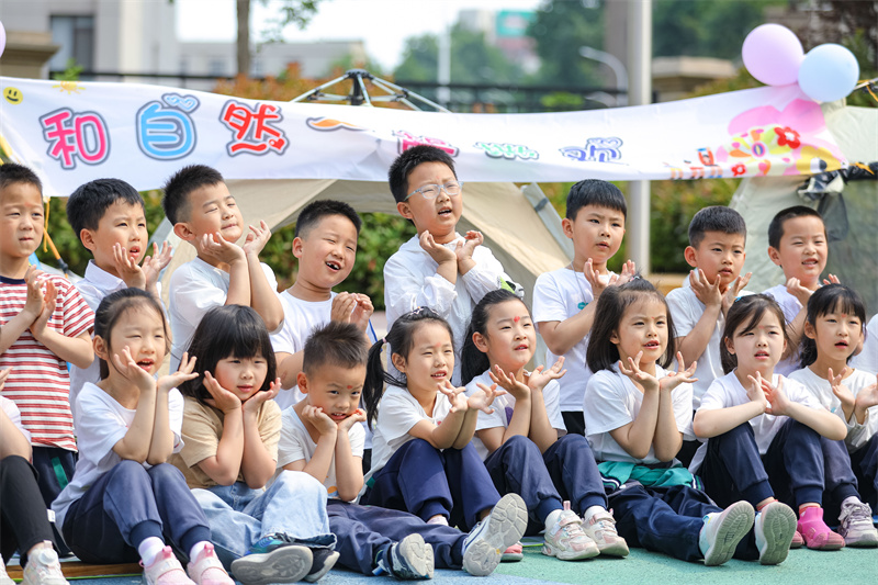 2025年5月26日，在山东省青岛市李沧区青山路幼儿园，小朋友在迎“六一”主题活动中表演节目。张鹰 摄