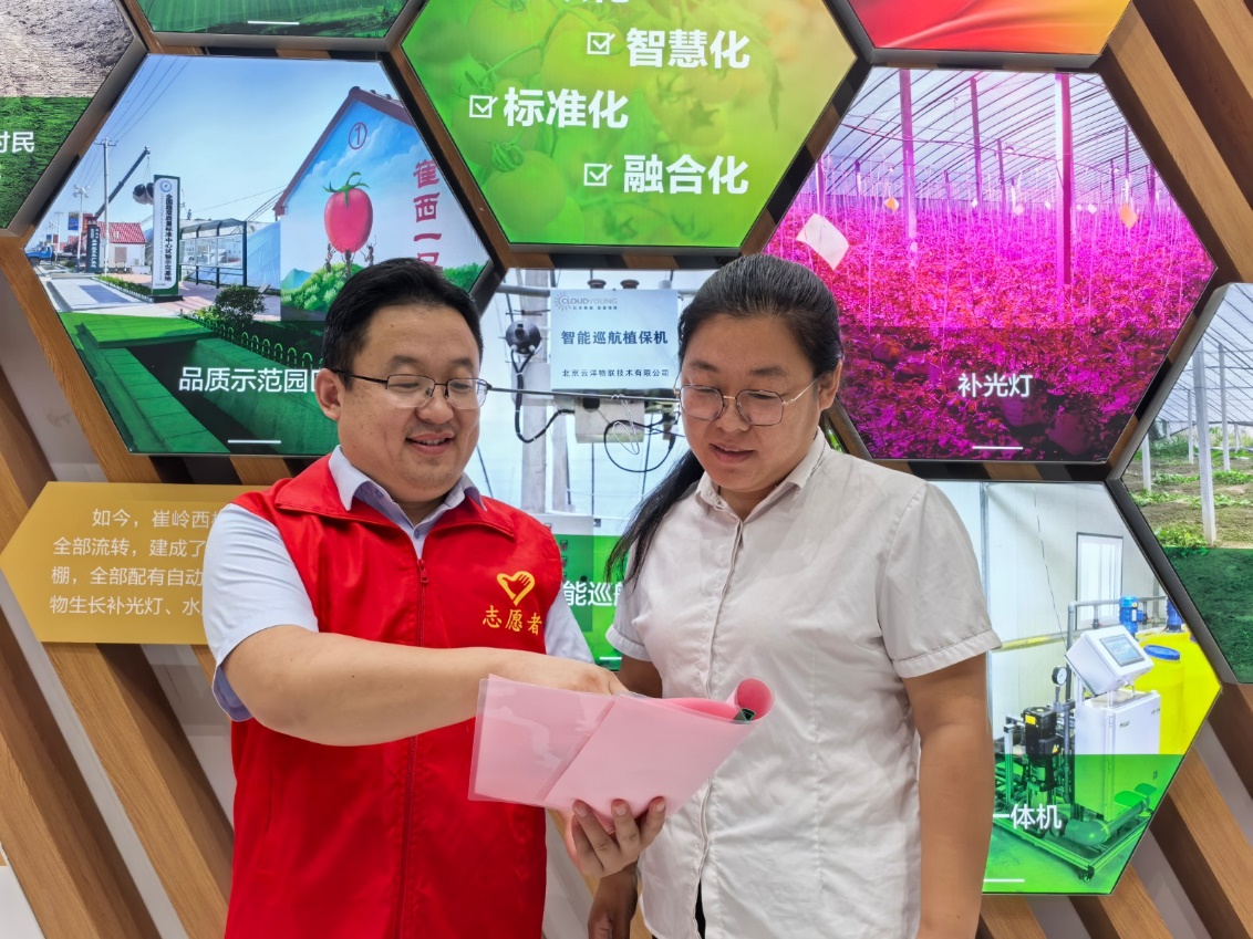 图为党员志愿者走进农村合作社，讲解“惠民有潍”乡村振兴服务联盟内容.jpg
