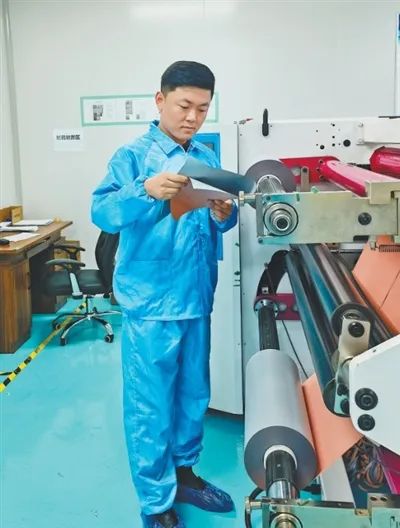 曾慶熙在生產車間查看產品質量。康勝杰攝