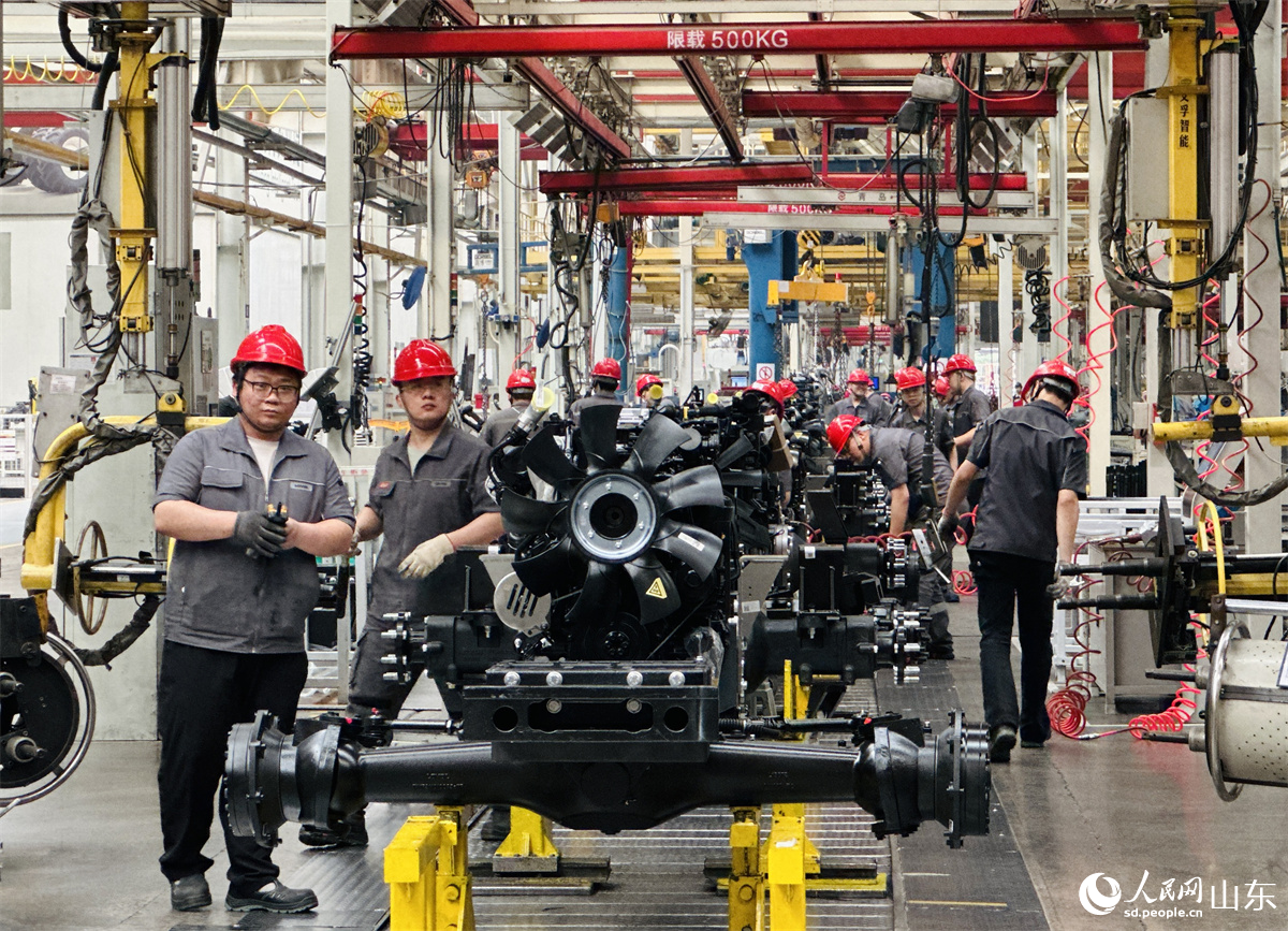 濰柴雷沃智慧農業科技股份有限公司拖拉機工廠總裝車間，工人正在裝配智能拖拉機。人民網 喬姝攝