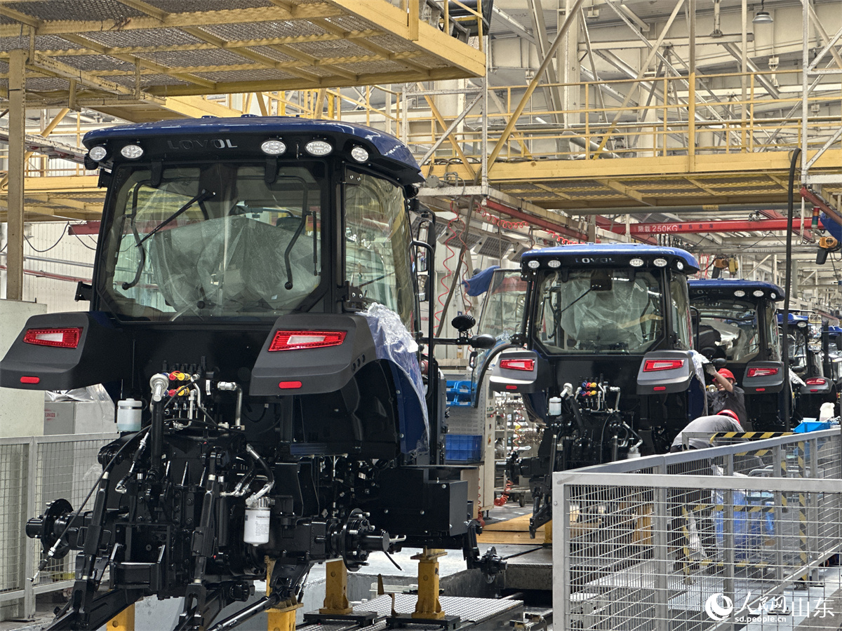 業科技股份有限公司拖拉機工廠總裝車間，工人正在裝配智能拖拉機。人民網 喬姝攝