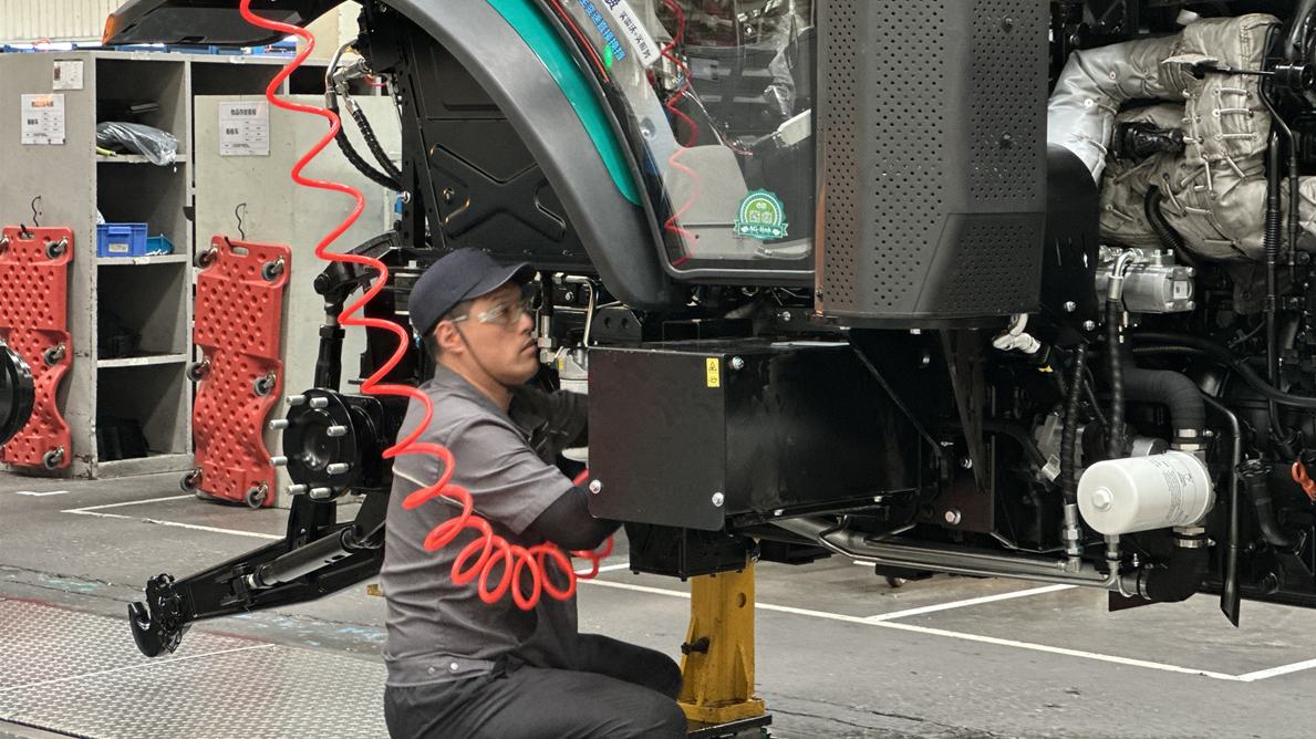濰柴雷沃智慧農業科技股份有限公司拖拉機工廠總裝車間，工人正在裝配智能拖拉機。人民網 喬姝攝
