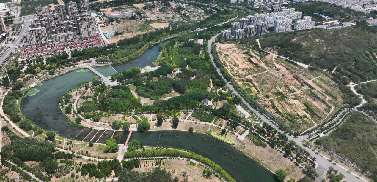 邹平市黛溪河国家水利风景区，黛溪河蜿蜒穿过邹平城市区。