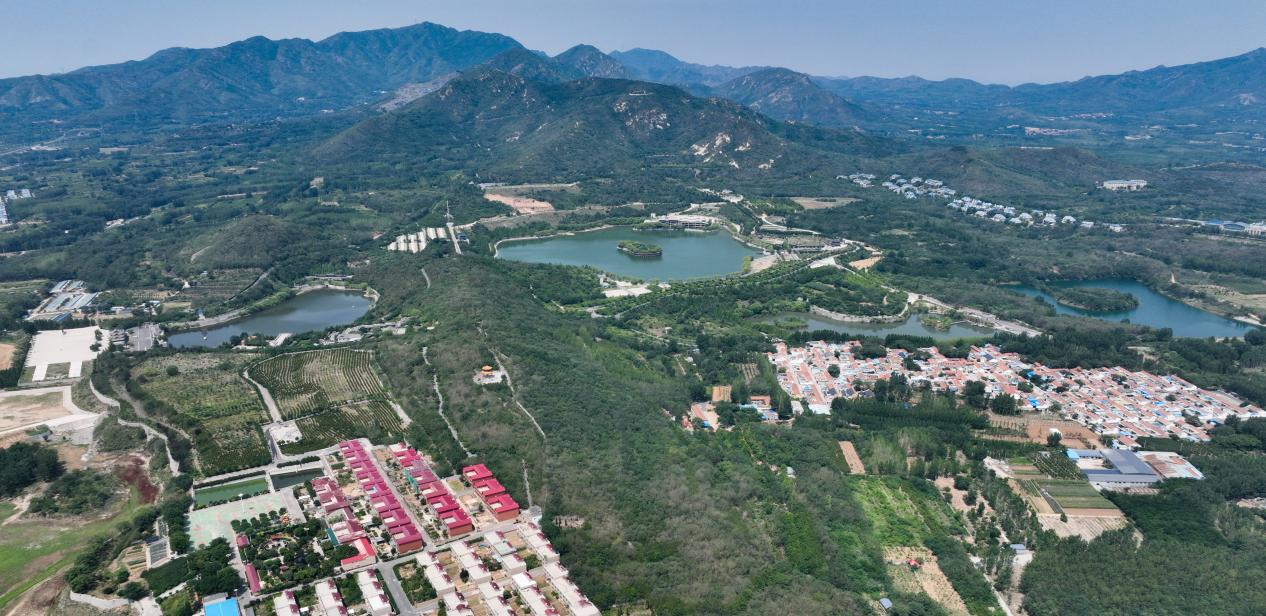 山东省邹平市黛溪河上游河段的樱花山湖泊景观。