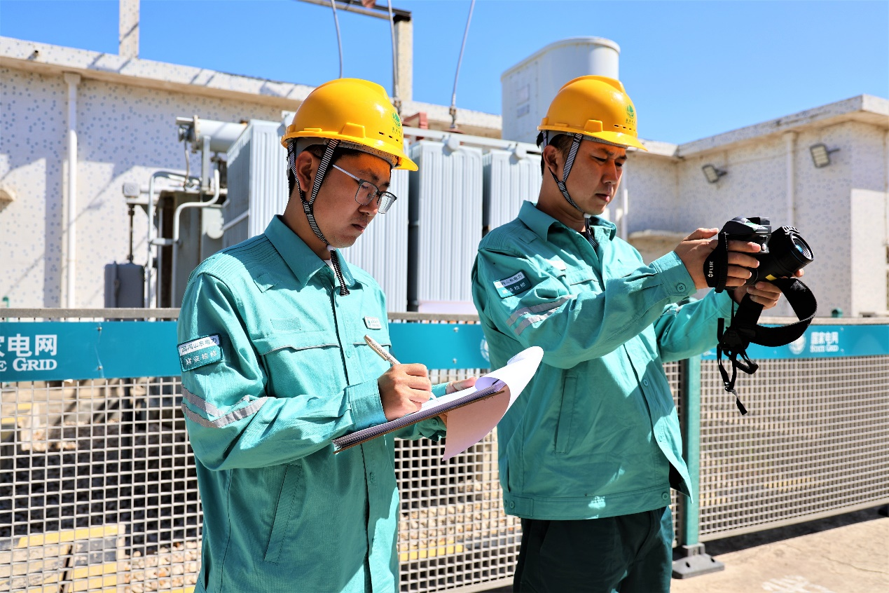 6月6日，海陽市供電公司員工到35千伏變電站開展考前設備巡檢，確保高溫天氣下電網設備的可靠供電。崔宜琳攝