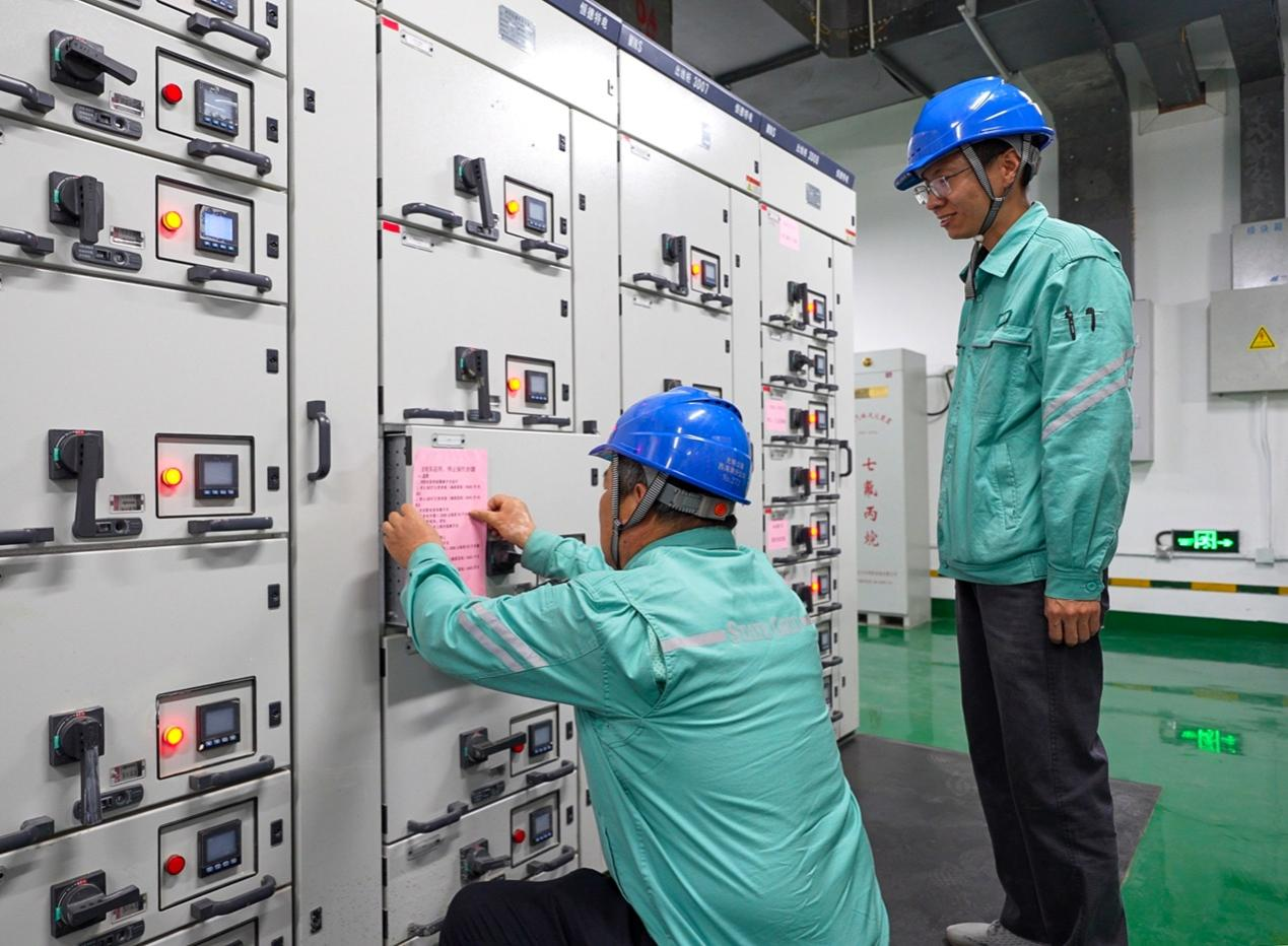 6月6日，青島市黃島區供電公司員工為高考考點接入應急電源，並在配電室張貼應急操作指南，保障考試期間電力穩定供應。郭琳琳攝
