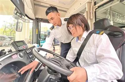 清晨发车前，刘强为妻子卢岩检查车辆。司宏俊摄