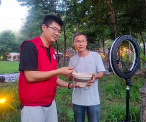 
帐篷下的人间烟火 乡村里的诗与远方
















