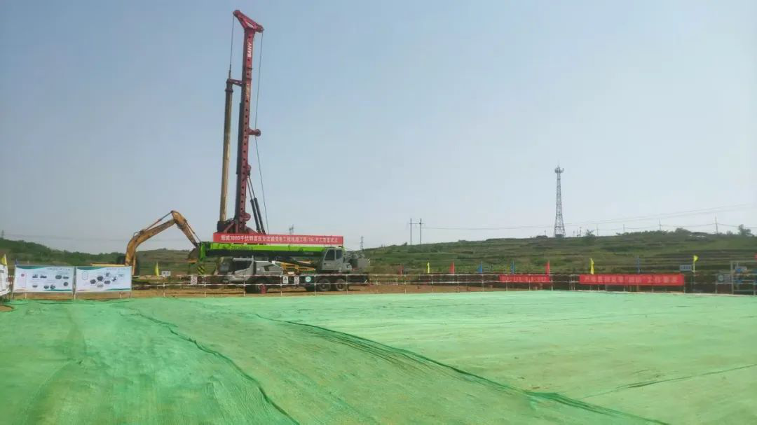 烟威线路北线首基试点。李建摄