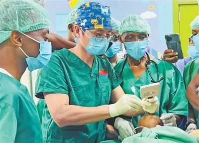 張軍橋（中）在穆欣比利國立醫院為當地醫生進行麻醉操作教學演示。以上圖片均為中國援坦桑尼亞醫療隊提供
