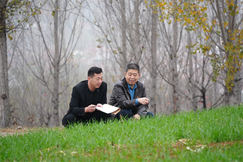 2024年11月，宋岗（右）在查看冬牧草长势