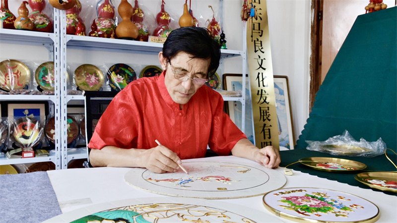 馬忠華在進行東原掐絲粉彩制作。受訪者供圖