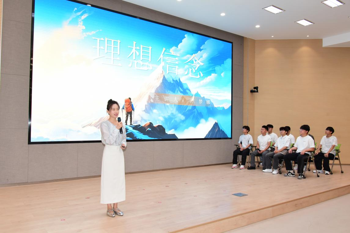 图为机械与自动化学院辅导员王梦娜通过现场召开理想信念主题班会的形式，展示四年育人主题成果。