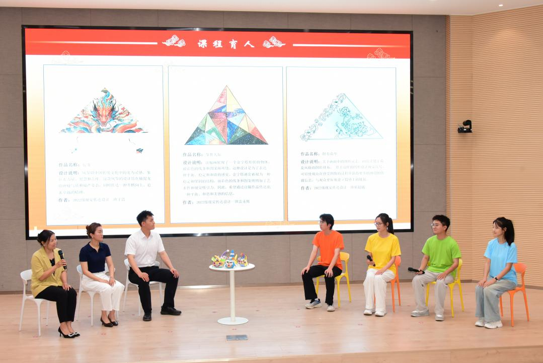 图为美术学院师生展示五个课堂的育人成果