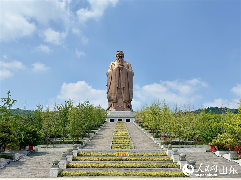 尼山聖境，孔子像巍然肅立。人民網 庄潤澤攝