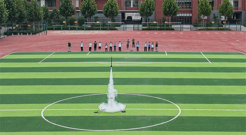 7月12日，在山東省臨沂第十中學，學生們成功把火箭發射升空。