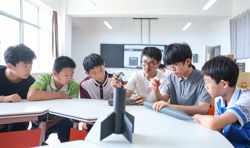 7月12日，在山東省臨沂第十中學，學生們正在進行火箭組裝。