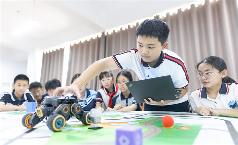 7月12日，在山東省臨沂第十中學，學生正在進行輪式機器調試。