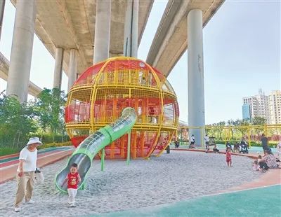 青島市市北區跨海大橋高架橋下的公園。閆 婧攝