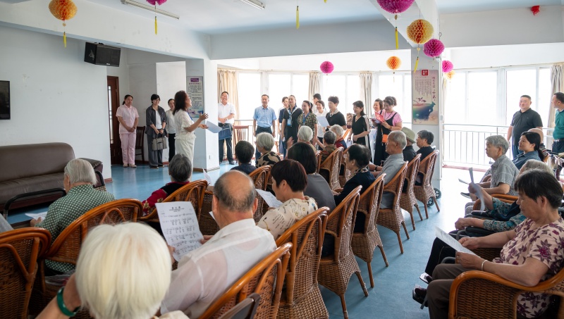 养老院活动室里的老年学堂。济宁老年大学供图