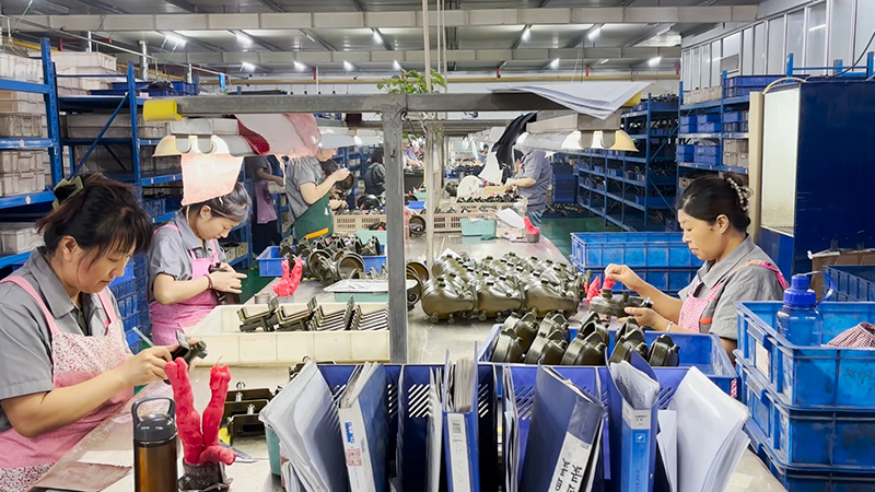 通过直播，企业很快填补了岗位缺口，图为工厂一角。新泰市人社局供图