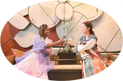 与会嘉宾在尼山鲁源村参与“流云梳”汉服体验活动。