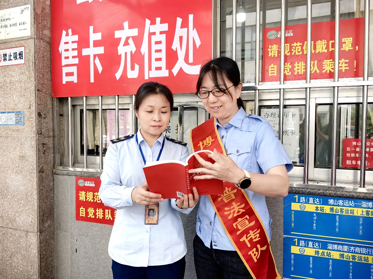走进公交站点开展普法宣传
