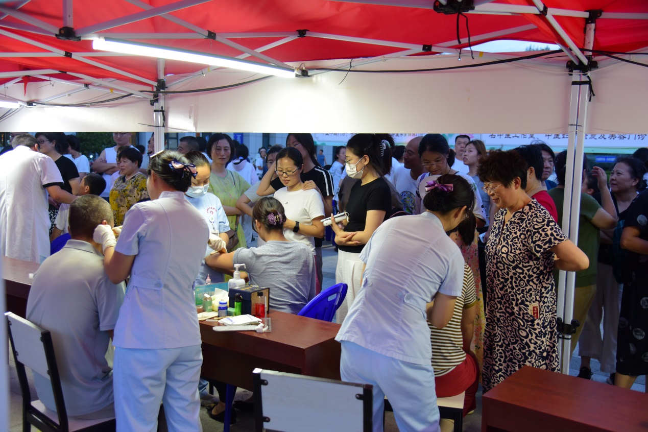 青岛市即墨区中医医院中医专科护士为有需求的市民对症进行火龙罐、铜砭刮痧、耳穴压豆等中医特色项目治疗。