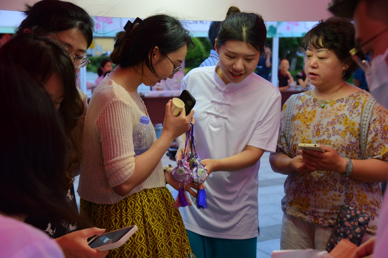 青岛市即墨区中医医院准备了具有安神助眠以及驱虫避秽功效的两款香囊供市民选择。