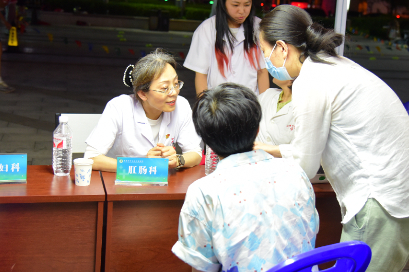 青岛市即墨区中医医院肛肠科专家为市民解答健康问题。