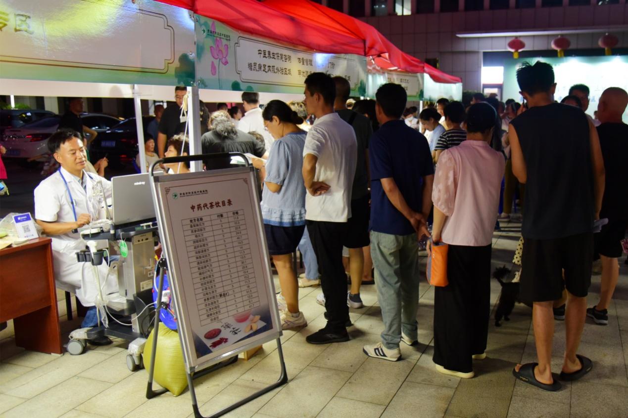 青岛市即墨区中医医院内分泌科主任、主任医师潘友欣把甲状腺彩超搬到了夜市，市民自觉排队，等候检查。