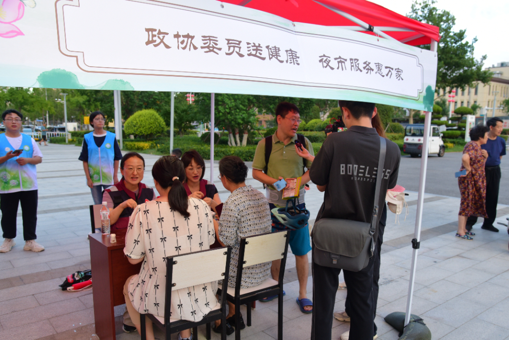 青岛市即墨区政协医药卫生界别组的政协委员们前来助力中医药文化集市活动。
