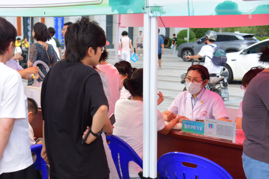 青岛市即墨区中医医院副院长、主任医师、全国基层名老中医药专家传承工作室指导老师张秀芹来到中医药文化夜市，为有需求的市民把脉问诊。