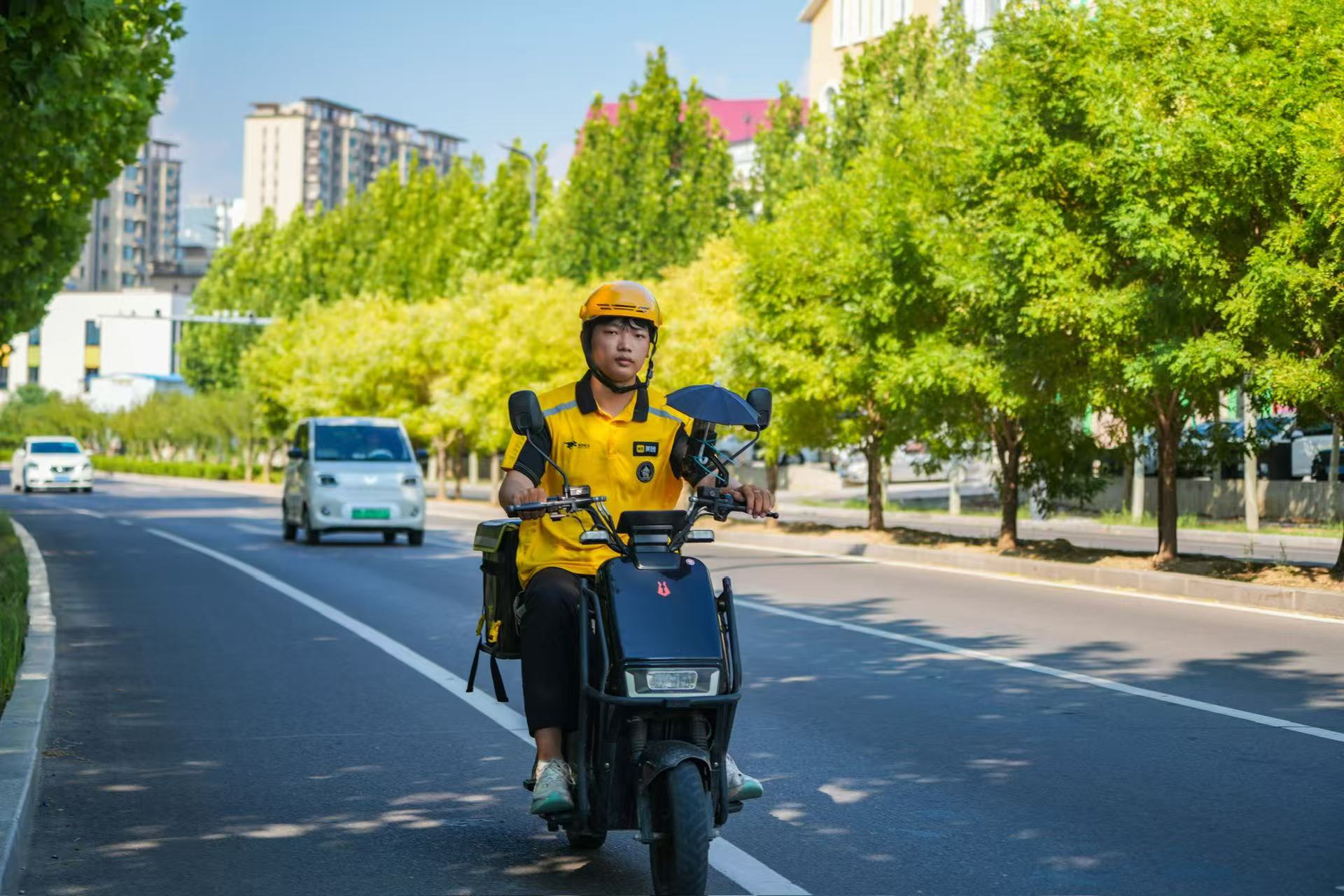 山东省乐陵市外卖小哥在烈日的炙烤下穿梭在城市的每一个角落。