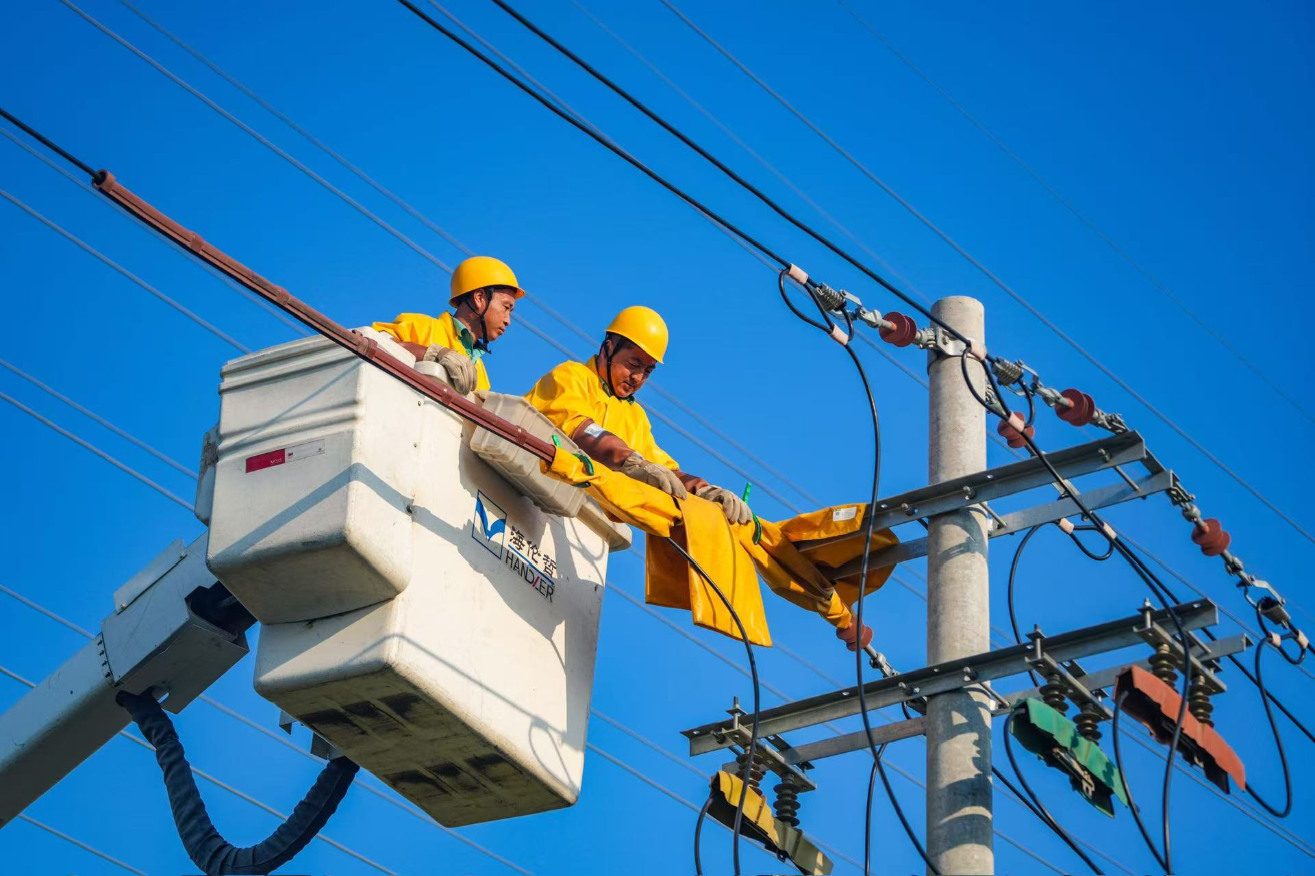 2025年7月28日，山东省国网乐陵市供电公司工作人员冒高温对10千伏线路进行带电作业维修，确保电网安全可靠供电。