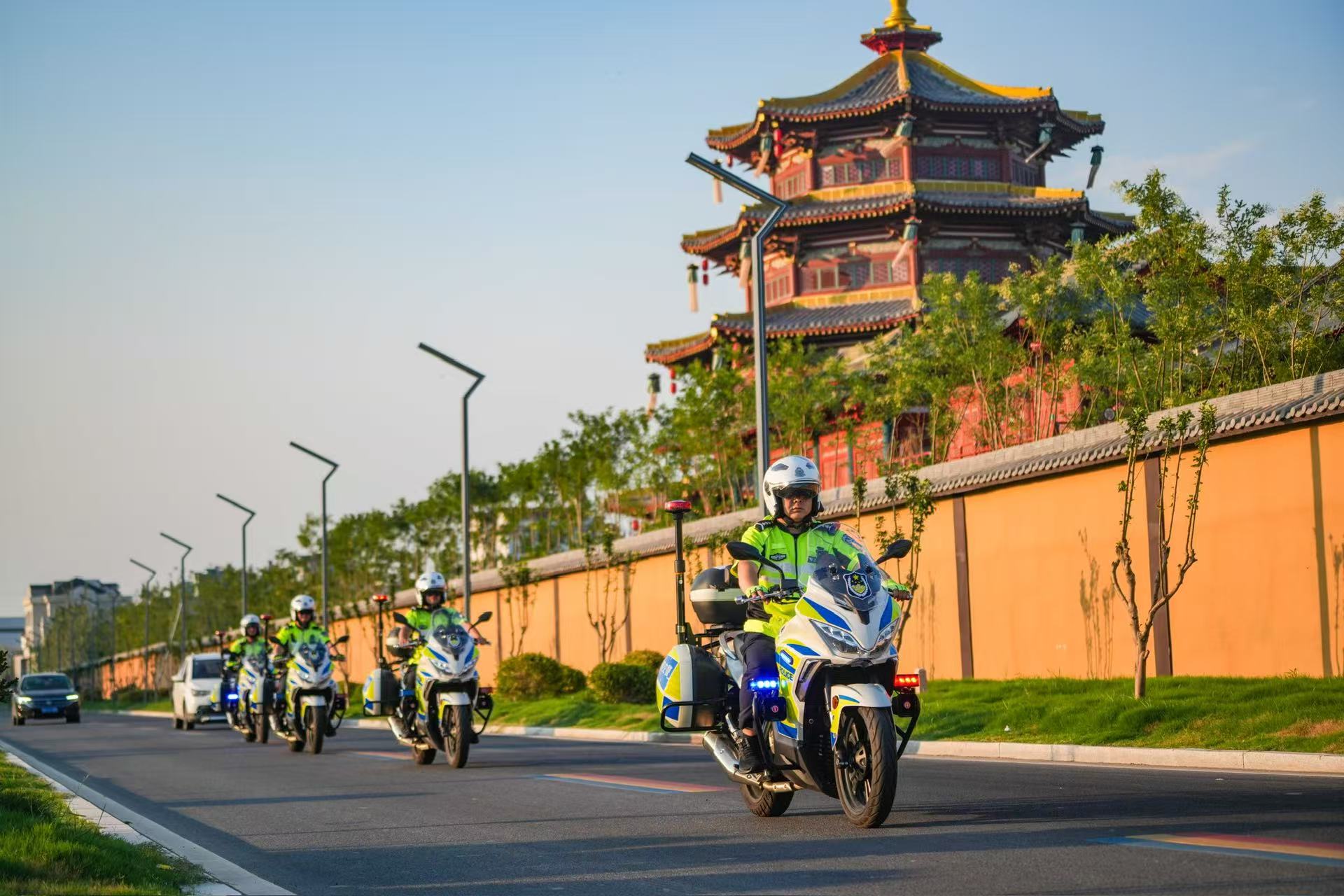 2025年7月28日，山东省乐陵市公安局交通管理大队骑警在乐陵市影视城附近巡逻执勤。