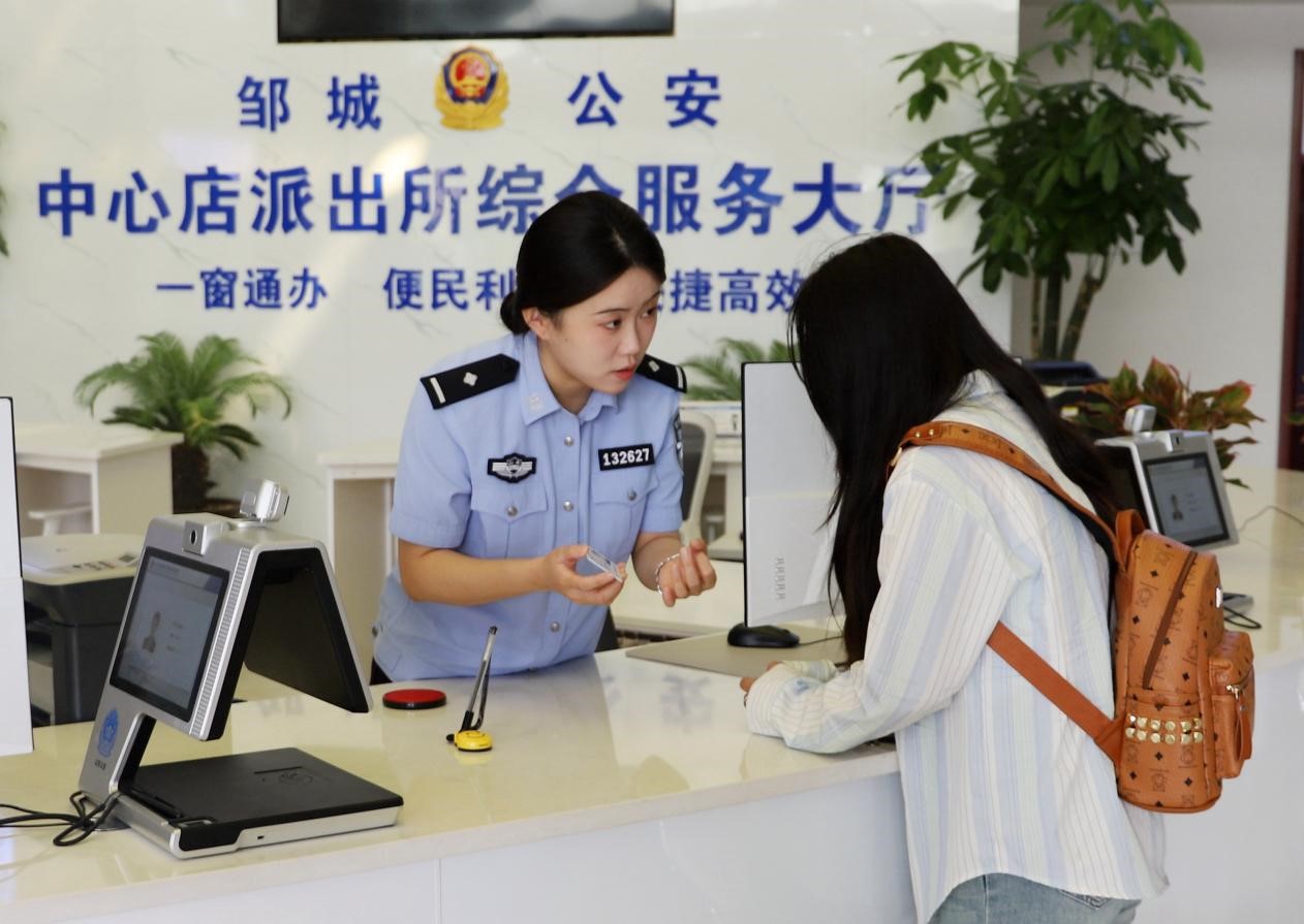 市民在民警指导下办理户籍业务。高攀登摄