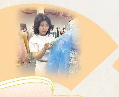 張子晨在研究服飾面料。王 盟攝