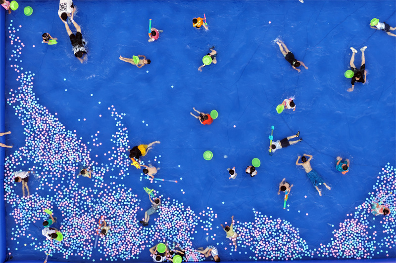 2025年8月5日,在山东省乐陵影视城景区,孩子们在电音泼水狂欢节现场戏水纳凉。