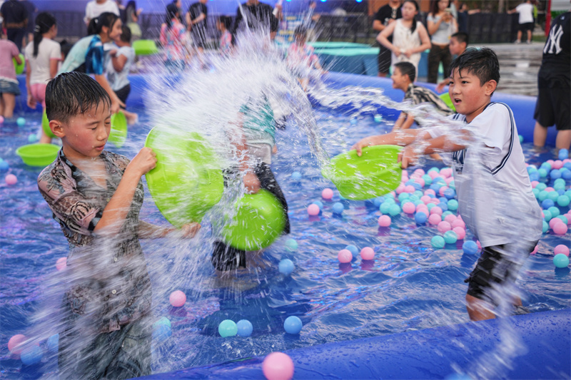 2025年8月5日,在山东省乐陵影视城景区,孩子们在电音泼水狂欢节现场戏水纳凉。