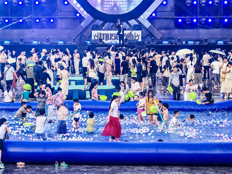 2025年8月5日,在山东省乐陵影视城景区,游客享受电音泼水狂欢节项目带来的清凉与欢乐。