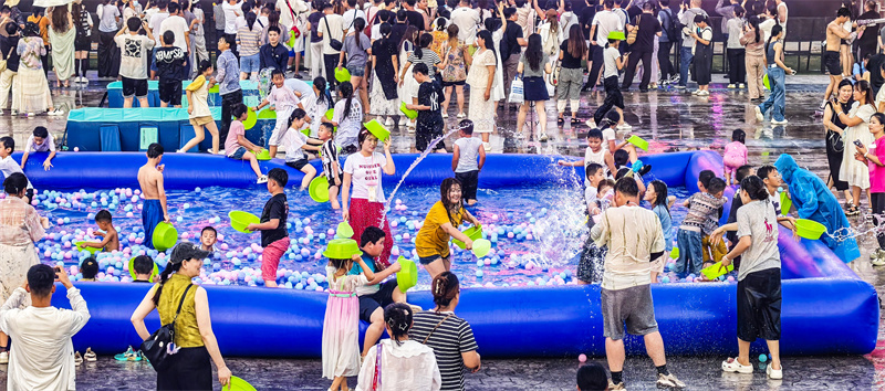 2025年8月5日,在山东省乐陵影视城景区,游客享受电音泼水狂欢节项目带来的清凉与欢乐。