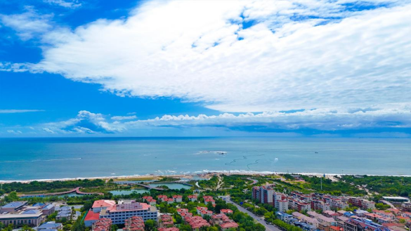远处一望无际的大海，似是被天空揉碎的蓝绸。孙建国摄