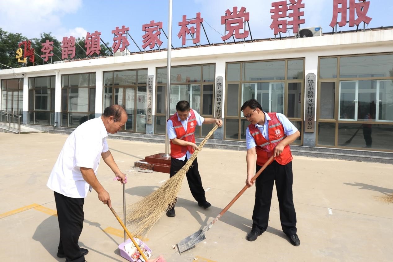 图为志愿者在阳光活动中心打扫卫生。